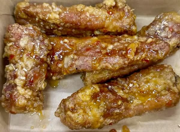 D73: 陈皮一字骨(8条) / Deep Fried Spare Ribs with Dried Orange Peel (8 Pcs)